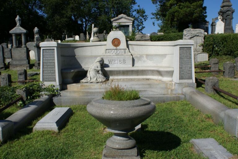 Harry Houdini's gravesite at Machpelah Cemetery Harry Houdini's gravesite at Machpelah Cemetery